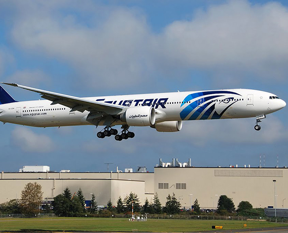 بالفيديو والصور: هكذا احتفل الناجي الوحيد من سقوط الطائرة المصرية!